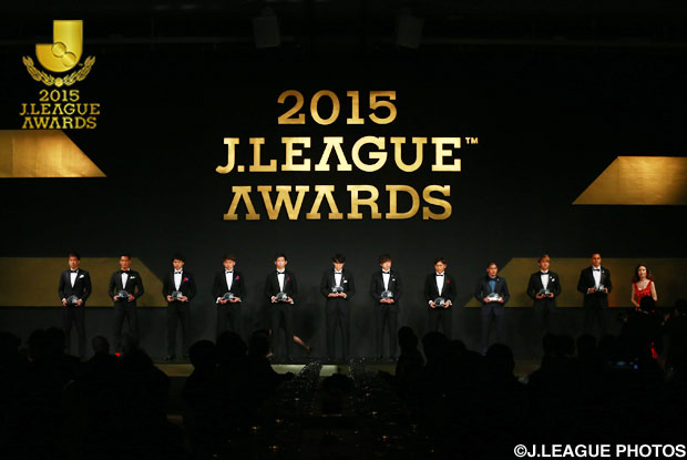 副賞のクリスタル・オーナメントを手に持ったベストイレブンの選手たち【２０１５ Ｊリーグアウォーズ】