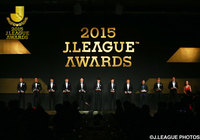 副賞のクリスタル・オーナメントを手に持ったベストイレブンの選手たち【２０１５ Ｊリーグアウォーズ】