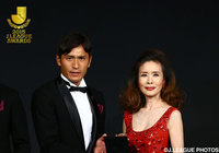 青山　敏弘選手（左）とプレゼンターを務める歌手・女優の小柳 ルミ子さん（右）【２０１５ Ｊリーグアウォーズ】