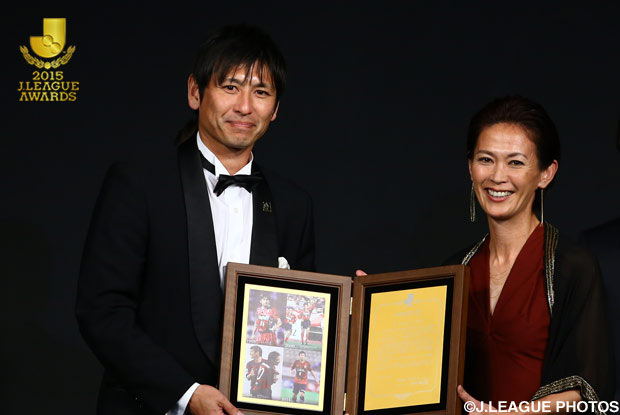 功労選手賞を受賞した中田　浩二さん（左）とＪリーグ理事の有森 裕子さん（右）【２０１５ Ｊリーグアウォーズ】