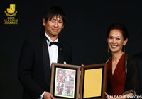功労選手賞を受賞した中田　浩二さん（左）とＪリーグ理事の有森 裕子さん（右）【２０１５ Ｊリーグアウォーズ】
