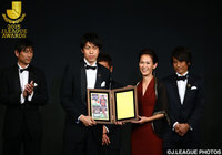 功労選手賞を受賞した新井場 徹さん（左）とＪリーグ理事の有森 裕子さん（右）【２０１５ Ｊリーグアウォーズ】