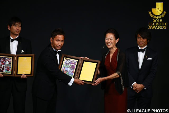功労選手賞を受賞した藤本 主税さん（左）とＪリーグ理事の有森 裕子さん（右）【２０１５ Ｊリーグアウォーズ】