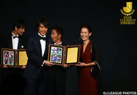 功労選手賞を受賞した宮本 恒靖さん（左）とＪリーグ理事の有森 裕子さん（右）【２０１５ Ｊリーグアウォーズ】