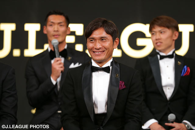 最優秀選手賞、ベストイレブン、最優秀ゴール賞を受賞し、満面の笑みを浮かべる 【２０１５明治安田生命Ｊリーグ 最優秀選手賞 青山 敏弘】