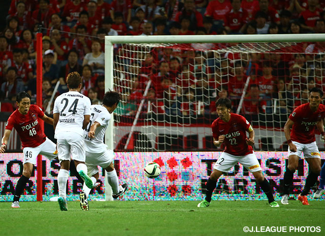 豪快な勝ち越し弾で宿敵浦和を撃破(2nd 第3節vs浦和) 【２０１５明治安田生命Ｊリーグ 最優秀選手賞 青山 敏弘】
