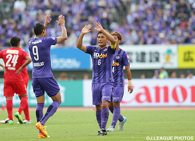 先制点をアシストし、喜ぶ青山とドウグラス(1st第16節vs山形) 【２０１５明治安田生命Ｊリーグ 最優秀選手賞 青山 敏弘】