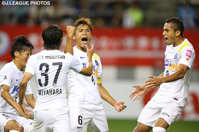 同点ゴールを挙げ、歓喜の雄叫びをあげる。このゴールは年間最優秀ゴール賞に。 (１st　vs鳥栖 第17節) 【２０１５明治安田生命Ｊリーグ 最優秀選手賞 青山 敏弘】