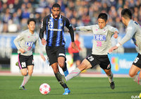 パトリック（Ｇ大阪）にタックルを仕掛ける谷口　博之（鳥栖）【天皇杯 準々決勝 Ｇ大阪vs鳥栖】（3/10）