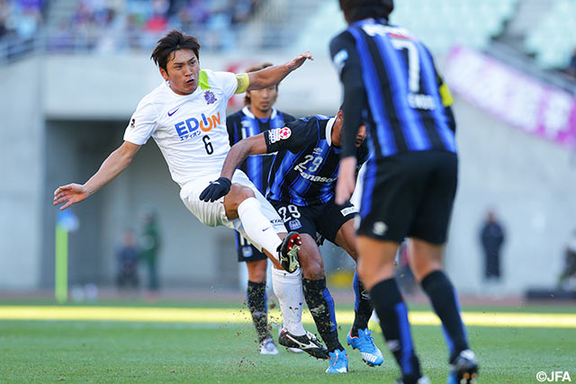 得意のミドルシュートでゴールを狙った青山　敏弘（広島）【天皇杯 準決勝 Ｇ大阪vs広島】（4/10）