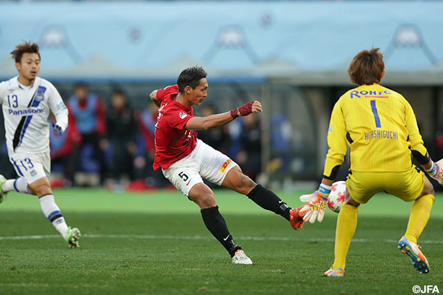 試合終了間際に槙野　智章（浦和）が迎えた決定機は、東口　順昭（Ｇ大阪）が鮮やかにストップ【天皇杯 決勝 浦和vsＧ大阪】（12/15）