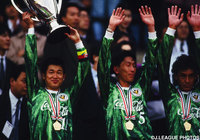 カップを掲げて微笑む三浦 知良（Ｖ川崎）【1994年 横浜ＦvsＶ川崎】