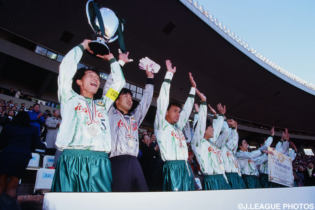 カップを高々と掲げるキャプテン柱谷 哲二(Ｖ川崎)【1995年 平塚vsＶ川崎】