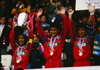 高々とカップを掲げる本田 泰人(鹿島)【1997年 鹿島vsＶ川崎】