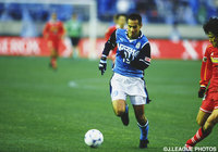 力強いドリブルから好機を演出した高原 直泰（磐田）【2000年 磐田vs名古屋】