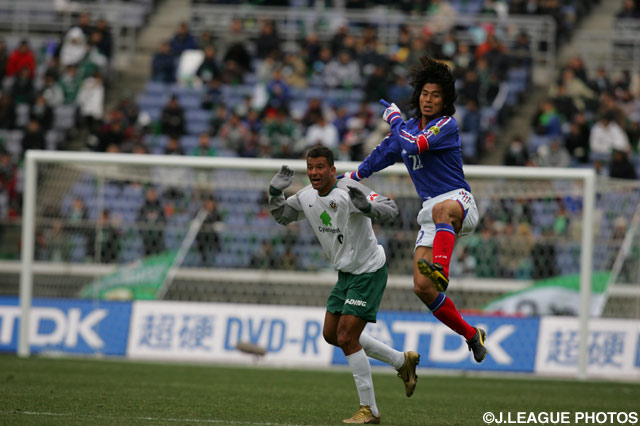 激しく競り合う中澤 佑二(横浜FM)とワシントン(東京Ｖ)【2005年 横浜FMvs東京Ｖ】