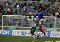 激しく競り合う中澤 佑二(横浜FM)とワシントン(東京Ｖ)【2005年 横浜FMvs東京Ｖ】