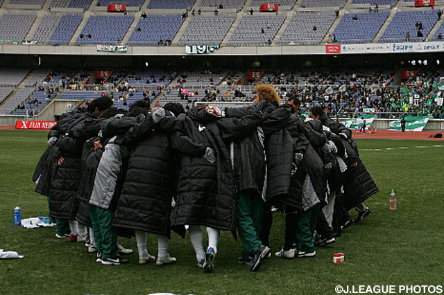 PK戦へ向けて円陣を組む東京Ｖ【2005年 横浜FMvs東京Ｖ】