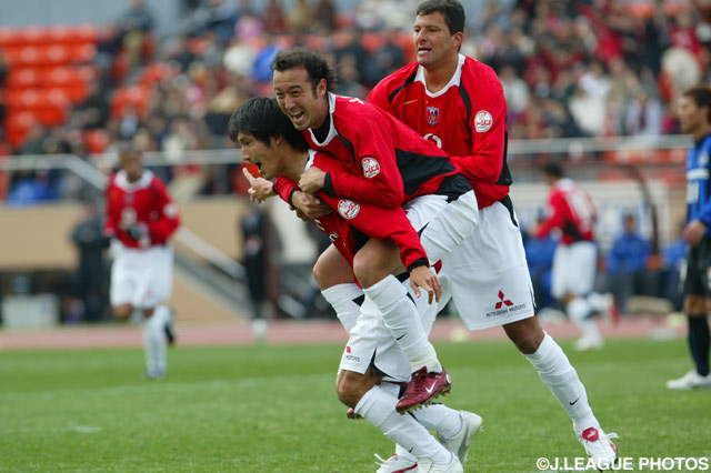 同点ゴールを決めた堀之内 聖と祝福する田中 マルクス闘莉王（浦和）【2006年 Ｇ大阪vs浦和】