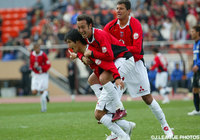 同点ゴールを決めた堀之内 聖と祝福する田中 マルクス闘莉王（浦和）【2006年 Ｇ大阪vs浦和】