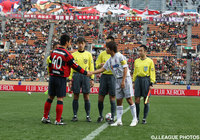 小笠原 満男(鹿島)と佐藤 寿人(広島)が握手を交わす【2008年 鹿島vs広島】