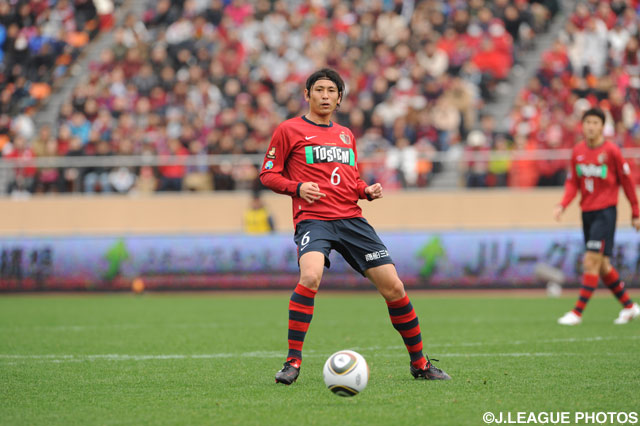 中田 浩二(鹿島)は落ち着いたプレーで中盤を引き締めた【2010年 鹿島vsＧ大阪】
