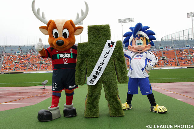 しかお(左)とMr.ピッチ(中)とガンバボーイ(右)の3ショット【2010年 鹿島vsＧ大阪】