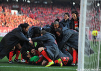 3本のPKを止めた楢﨑 正剛を讃える名古屋のメンバー【2011年 名古屋vs鹿島】