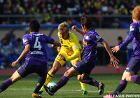 広島守備陣を相手に奮闘する田中 順也(#18 柏)【2013年 広島vs柏】