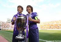 絶大な存在感を放ち優勝に貢献した青山 敏弘(左)と佐藤 寿人(右)【2013年 広島vs柏】