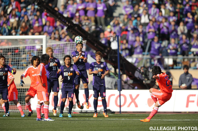 セットプレーのキッカーとしてチャンスを演出した藤本 淳吾(#25 横浜ＦＭ)【2014年 広島vs横浜ＦＭ】