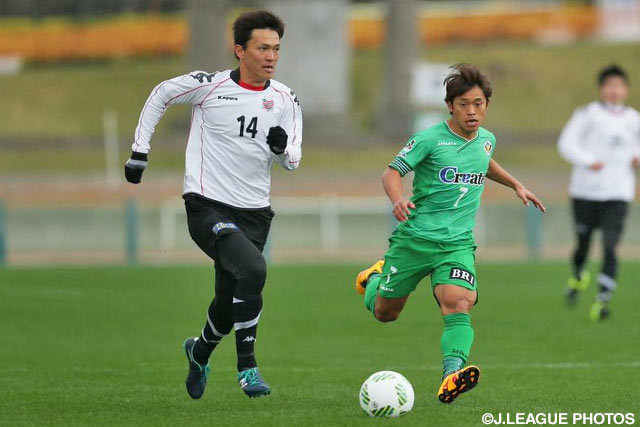 ドリブル突破する上原（札幌）を追う杉本（東京Ｖ）【ＪＳＮＹＣ２０１６ 東京Ｖvs札幌】（3/9）