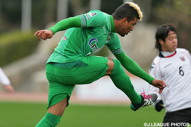 タイトな角度から果敢にシュートを放ったアラン　ピニェイロ（東京Ｖ）【ＪＳＮＹＣ２０１６ 東京Ｖvs札幌】（5/9）