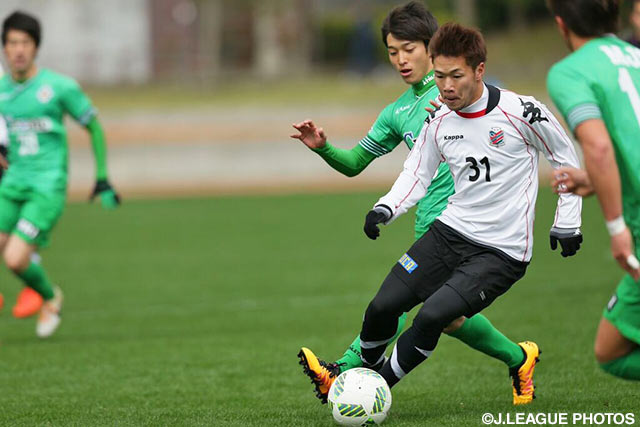 東京Ｖ守備陣に囲まれながらボールをキープする堀米（札幌）【ＪＳＮＹＣ２０１６ 東京Ｖvs札幌】（7/9）