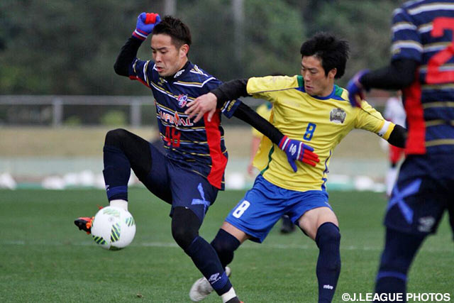 激しく競り合う水沼（FC東京）と藤澤（琉球）【ＪＳＮＹＣ２０１６ FC東京vs琉球】（4/9）