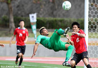 バイシクルキックを果敢に狙うアラン　ピニェイロ（東京Ｖ）【ＪＳＮＹＣ２０１６ 琉球vs東京Ｖ】（6/9）