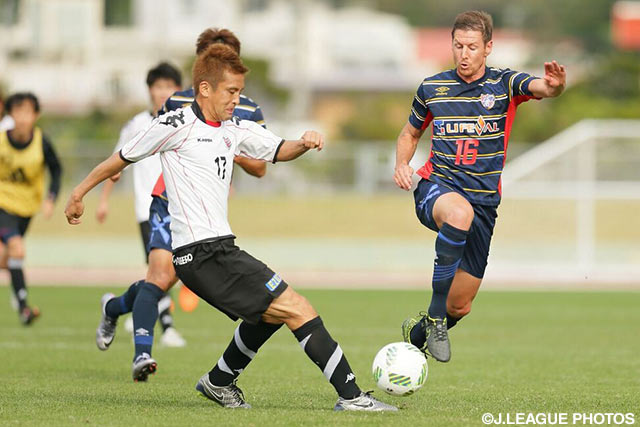 共に交代出場でピッチに立った稲本（札幌）とネイサン　バーンズ（FC東京）【ＪＳＮＹＣ２０１６ 札幌vsFC東京】（6/9）