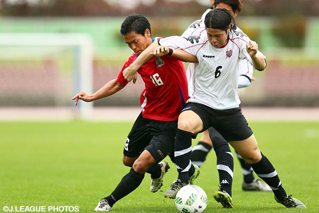 激しくボールを奪い合う山内（琉球）と前　貴之（札幌）【ＪＳＮＹＣ２０１６ 琉球vs札幌】（3/9）