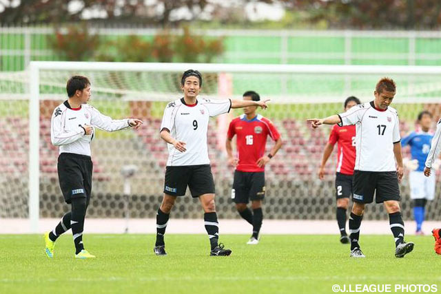 パワフルなドリブルから2試合連続の先制点を挙げた都倉（札幌 #9）【ＪＳＮＹＣ２０１６ 琉球vs札幌】（4/9）