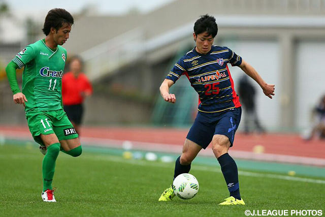 小川（FC東京）とマッチアップする南（東京Ｖ）【ＪＳＮＹＣ２０１６ FC東京vs東京Ｖ】（5/9）