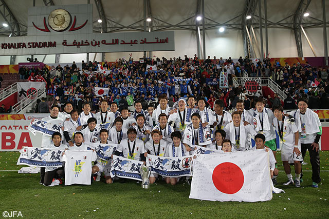 アジア制覇を達成し、歓喜に沸く日本のメンバーとサポーター【リオ五輪アジア最終予選 韓国vs日本】