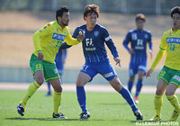 多彩なプレーで得点に絡んだアランダ（千葉 #22）のマークを受ける邦本（福岡）【ＪＳＮＹＣ２０１６ 千葉vs福岡】（5/9）