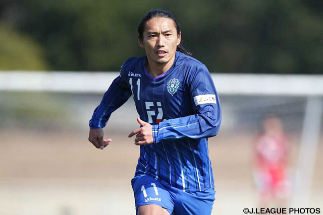 巧みなスルーパスで反撃の1点をアシストした坂田（福岡）【ＪＳＮＹＣ２０１６ 千葉vs福岡】（7/9）