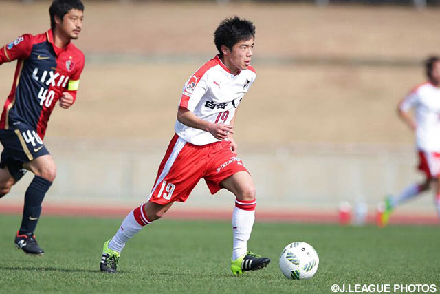 積極的にミドルシュートを放った坂本（熊本）【ＪＳＮＹＣ２０１６ 熊本vs鹿島】（5/9）