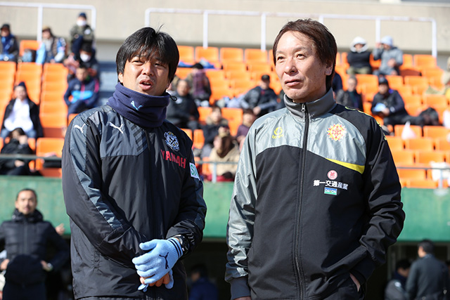 試合前に言葉を交わした名波監督（左）と柱谷監督（右）【ＪＳＮＹＣ２０１６ 北九州vs磐田】（1/9）