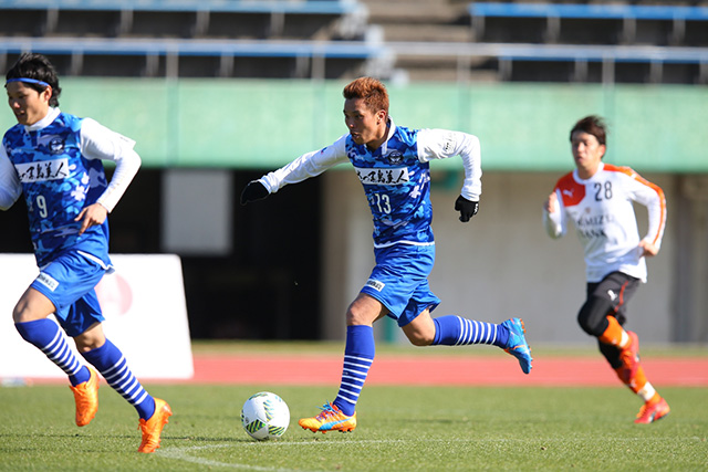 ドリブルで清水陣内に駆け上がる山田（鹿児島）【ＪＳＮＹＣ２０１６ 清水vs鹿児島】（5/9）