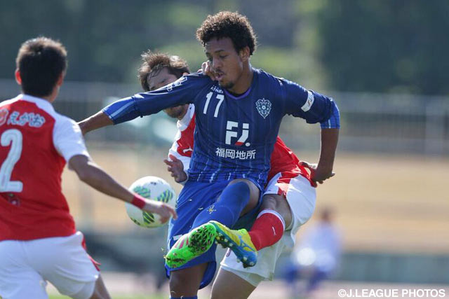 高さを生かしたヘディングシュートでゴールに迫ったウェリントン（福岡）【ＪＳＮＹＣ２０１６ 福岡vs熊本】（6/9）