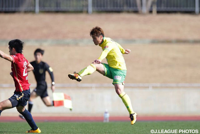 カウンターアタックから船山（千葉）が放った一撃はバーを叩いた【ＪＳＮＹＣ２０１６ 鹿島vs千葉】（4/9）