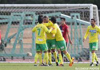 アランダ（#22）のシュートコースを変え、待望の先制点を決めたエウトン（千葉）【ＪＳＮＹＣ２０１６ 鹿島vs千葉】（6/9）