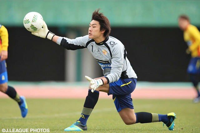 果敢な飛び出しで1対1のピンチを見事に止めた阿部（北九州）【ＪＳＮＹＣ２０１６ 鹿児島vs北九州】（6/9）